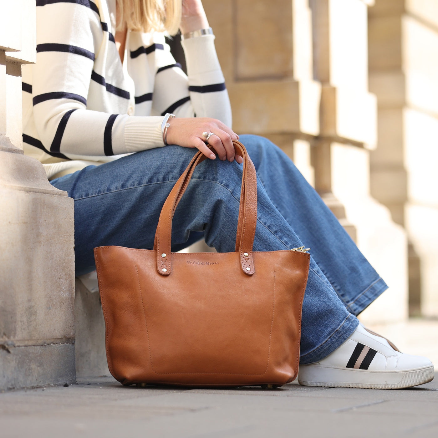Picture of women's stylish bike bags in the style of a tan Cavendish bike pannier tote bag