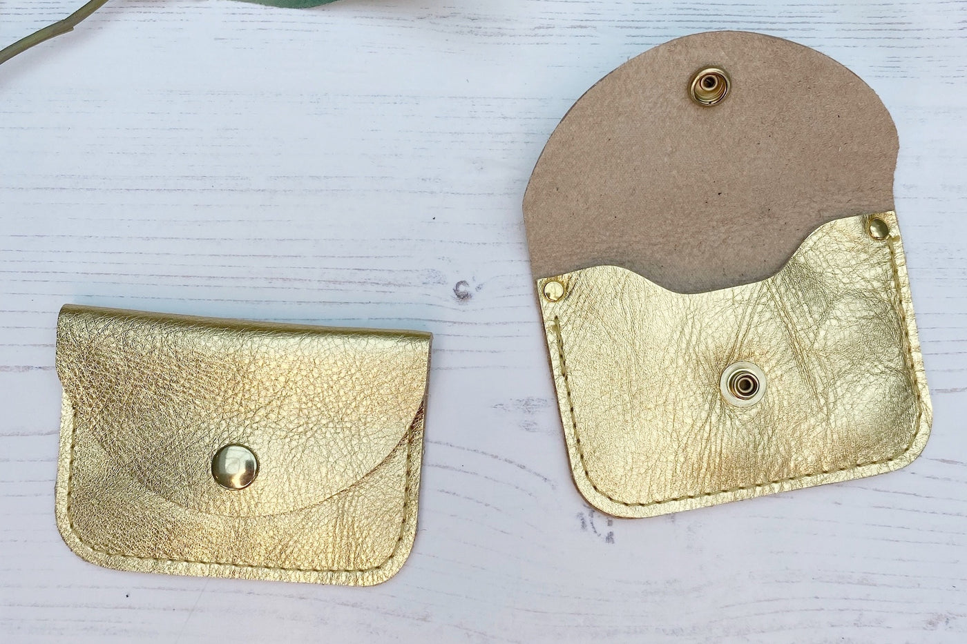 Elegant Vintage Coin Purse with Gold Kiss-Clasp Fastener