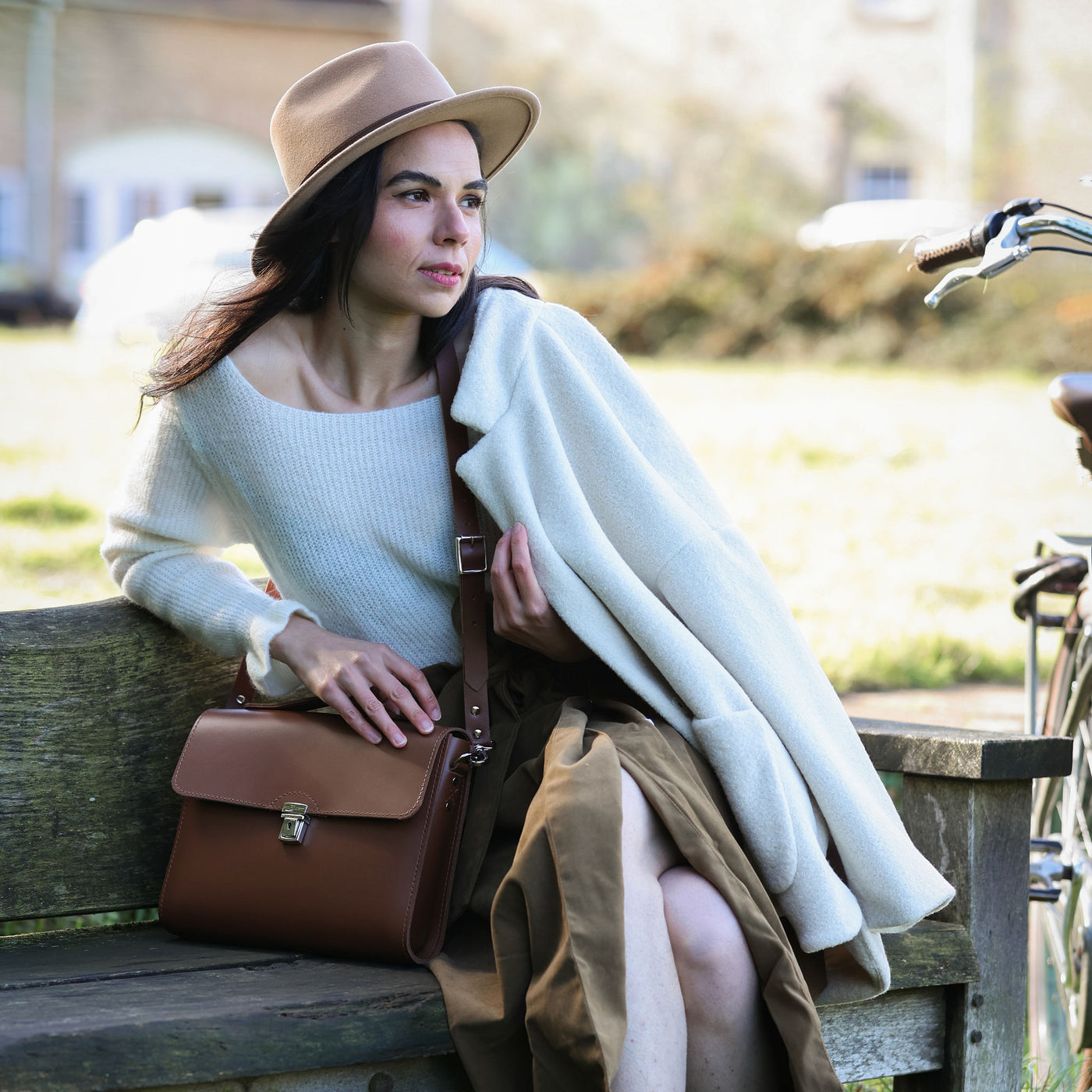 Picture of women's stylish bike bag in the style of a chestnut brown leather satchel bike bag