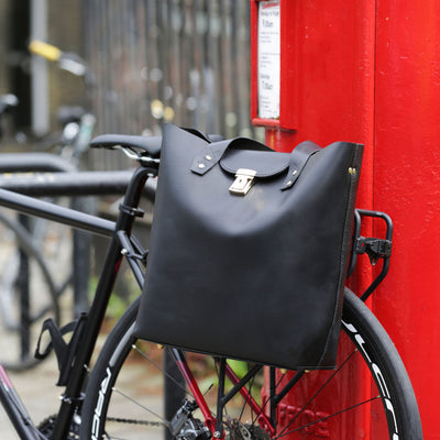 Picture of stylish leather bike bag / pannier bag in the style of a smart leather bike bag
